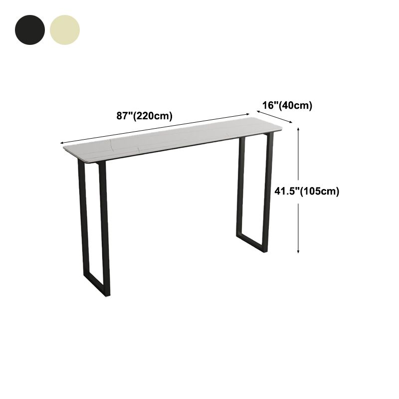 Mesa de vino de bar moderna de trineo de trineo en trineo cubierto de altura de contador de mármol de mármol en blanco