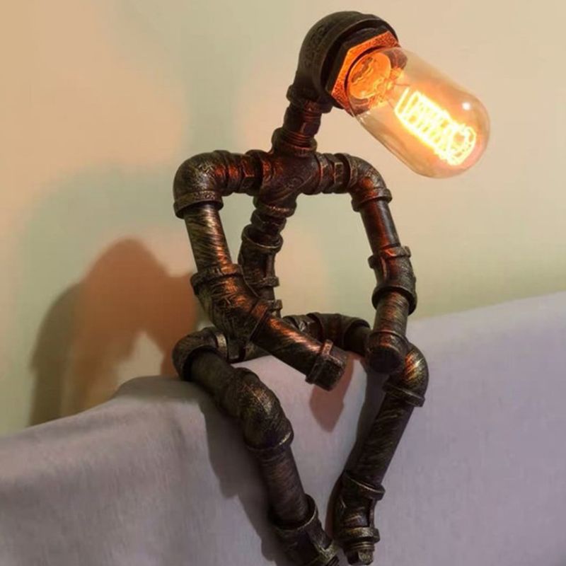 Retro -Stil Eisenrohr Tischlampe Roboterform 1 Leuchttischlampe für Schlafzimmer