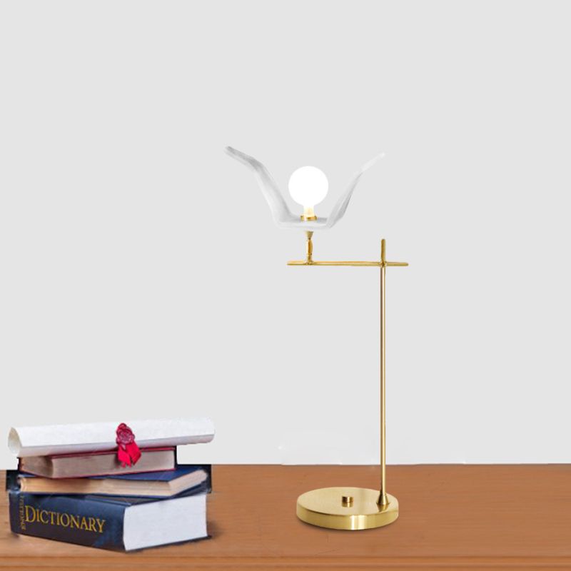 Abgewinkelter Arm Schlafzimmer Tisch Leicht Metallic LED Modernistische Schreibtischlampe in Gold mit Kugel Opalglas Schatten