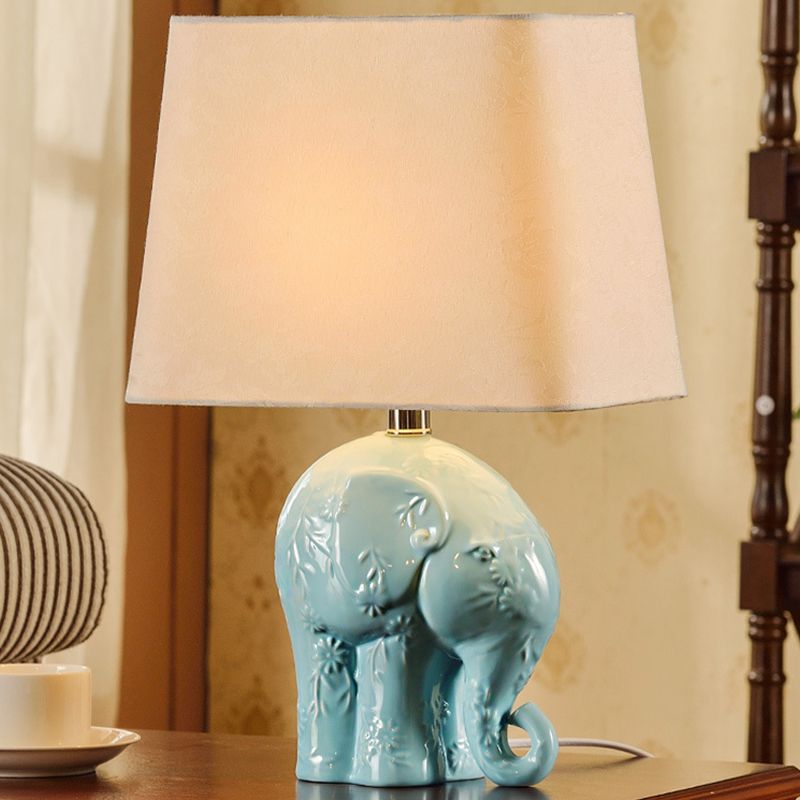 Céramique Elephant Table Stand Lamp Farmhouse 1 Bulb Living Room Night Light en bleu avec une nuance de tissu trapézoïdal