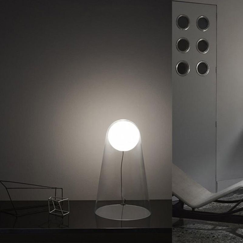 Minimalistische konische Tischleuchte klare Glas -LED -Nachtlampe mit Modo Schatten im Inneren