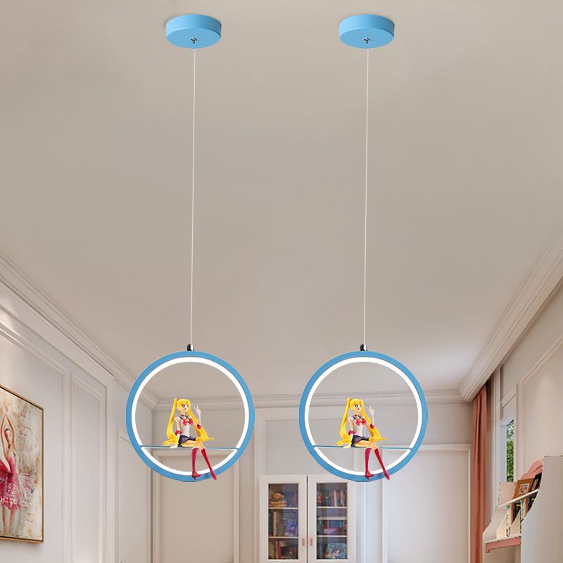 Round Girls Bedroom Pendant Pendant Chandelier Metallic LED Cartoon Hanging Light avec une fille de fille en rose / bleu