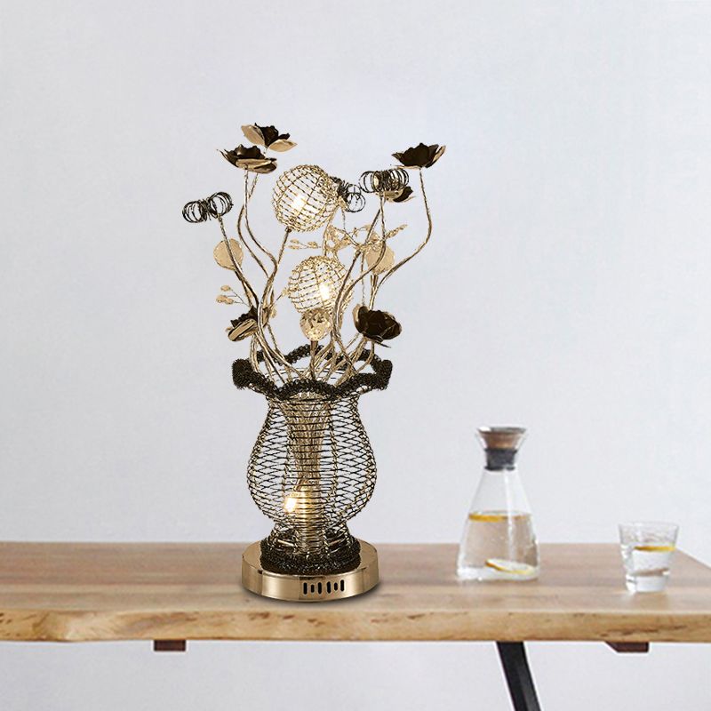 Black-Silver Floral Table Lamparcor décor en aluminium Salle d'étude Éclairage de bureau LED avec Little Bloom Design