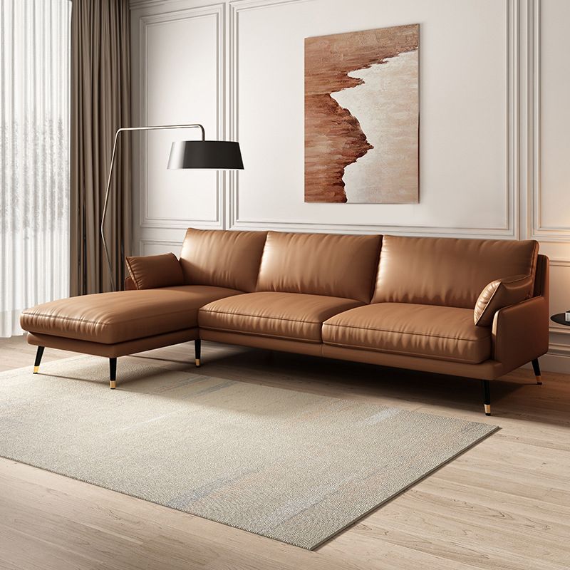 Sofá de brazo empotrado de muebles de cuero marrón con almohadas