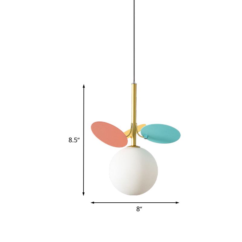 Sospensione del globo nordico Lumo bianco vetro a ciondolo a 1 bulbone con pannello in PVC rosso e blu