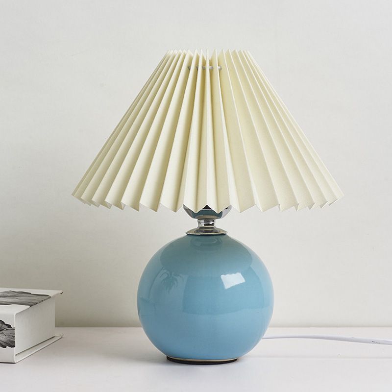 Globe -nachtkastje Lamp keramische moderne nachtkastje verlichting met conische geplooide schaduw