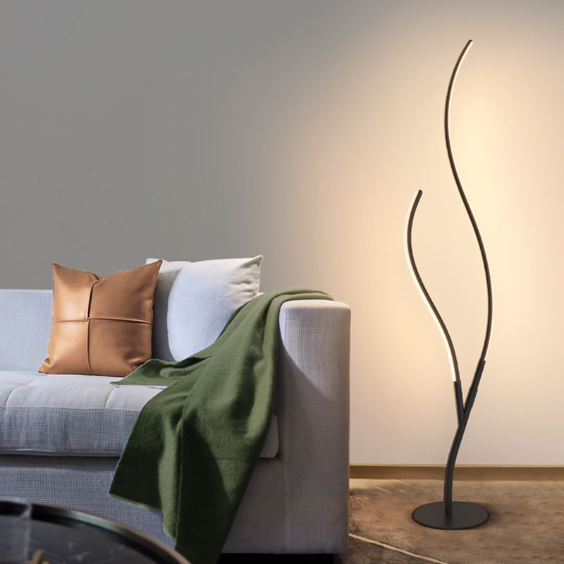 Curvaceous Floor Lamp Artistic Metal Living Room LED Standing Floor Lamp