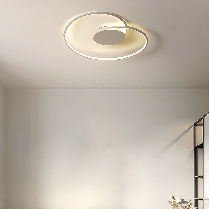 Moderne metalen Swirl Linear Flush Mount Ceiling Light met acryl schaduw voor salon