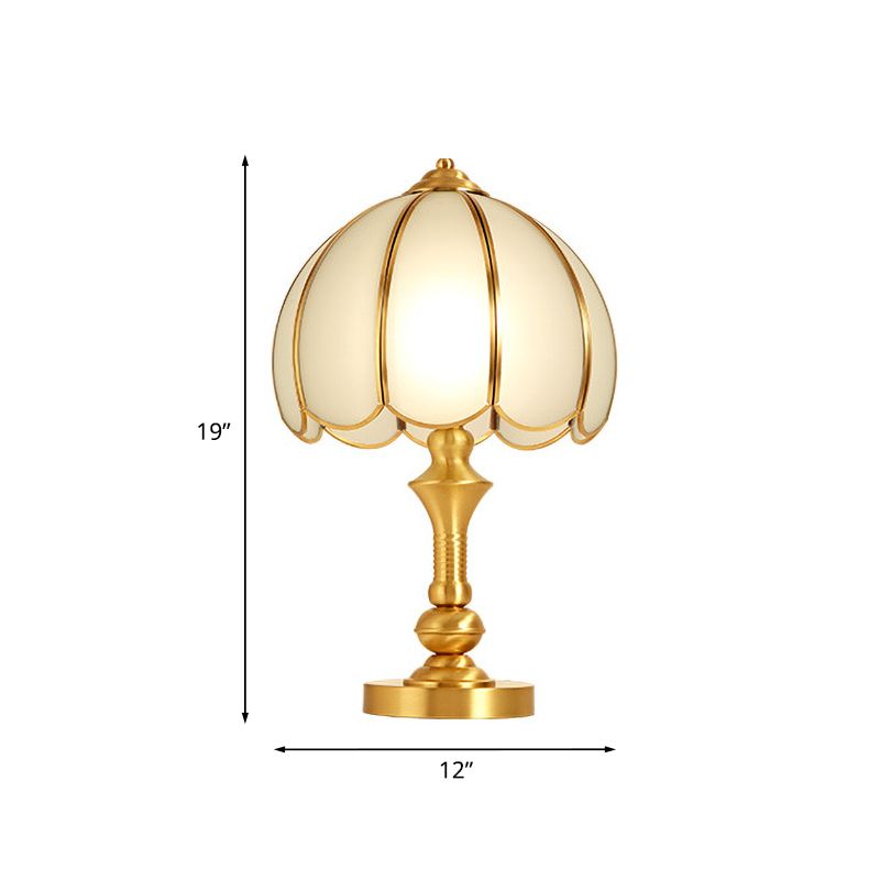 1 leichte Nachttischlampe traditionelles Schlafzimmer Nachtlicht mit überbrochener kuppel weißer Glasschatten in Messing