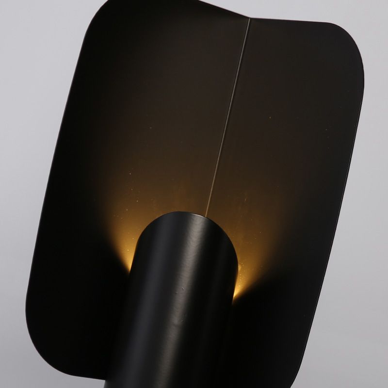 Lampe de table tubulaire biseautée en métal simple éclairage nocturne de chambre à coucher avec panneau incurvé