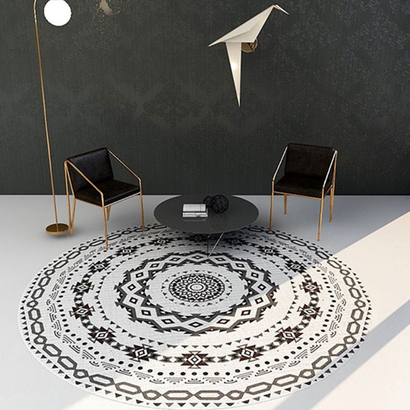 Round Grey Tone Vintage Area Rug Polyester Tribal Print Rug Non-Slip Backing Indoor Rug for Bedroom