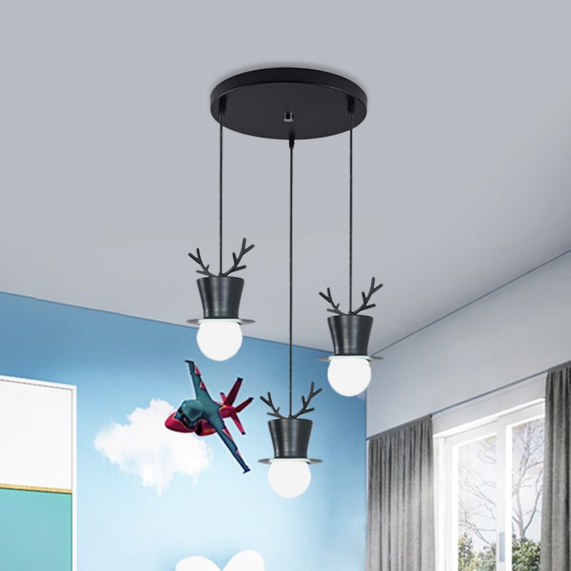 Zwart hoge hoed cluster hanger Noordse stijl 3 bollen ijzerhangplafondlicht met gewei decor, ronde/lineaire luifel