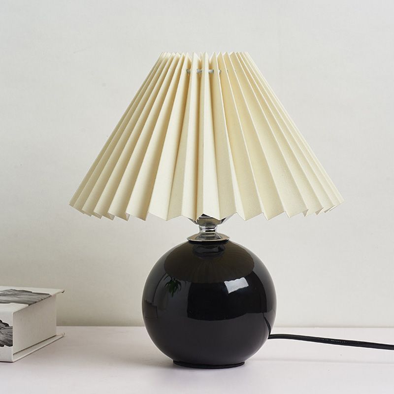 Lampada da comodino globale Lampada ceramica Illuminazione moderna comodino con tonalità pieghetta conica
