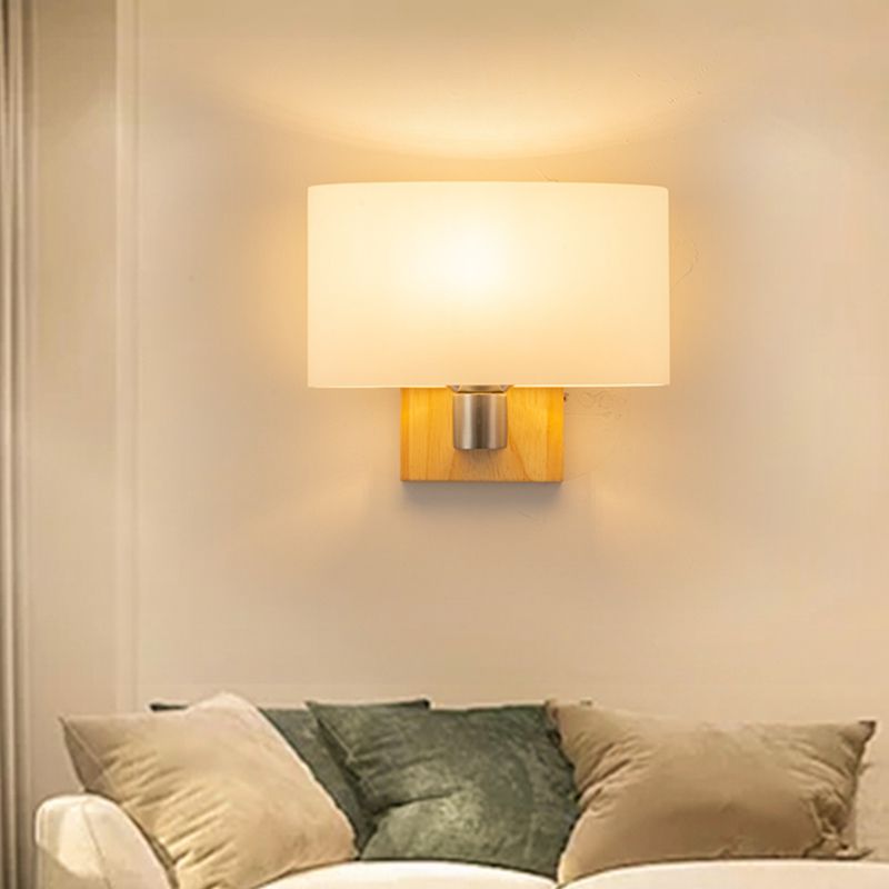 Illuminazione a parete ovale in vetro bianco modernista 1 lampada con applique con rettangolo in legno