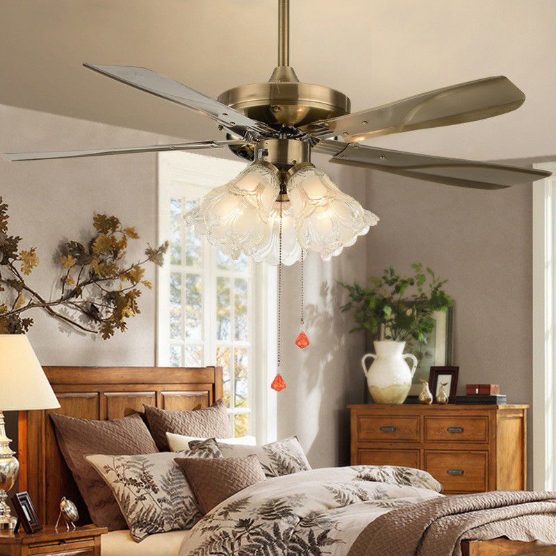 Éclairage de ventilateur de pendentif à 5 légers Light Classic Room 5-BLADE SEMI FLUX MONT ÉCLAIRATION AVEC FLORAL GRATINE GLASK TABLE, 42 "de large