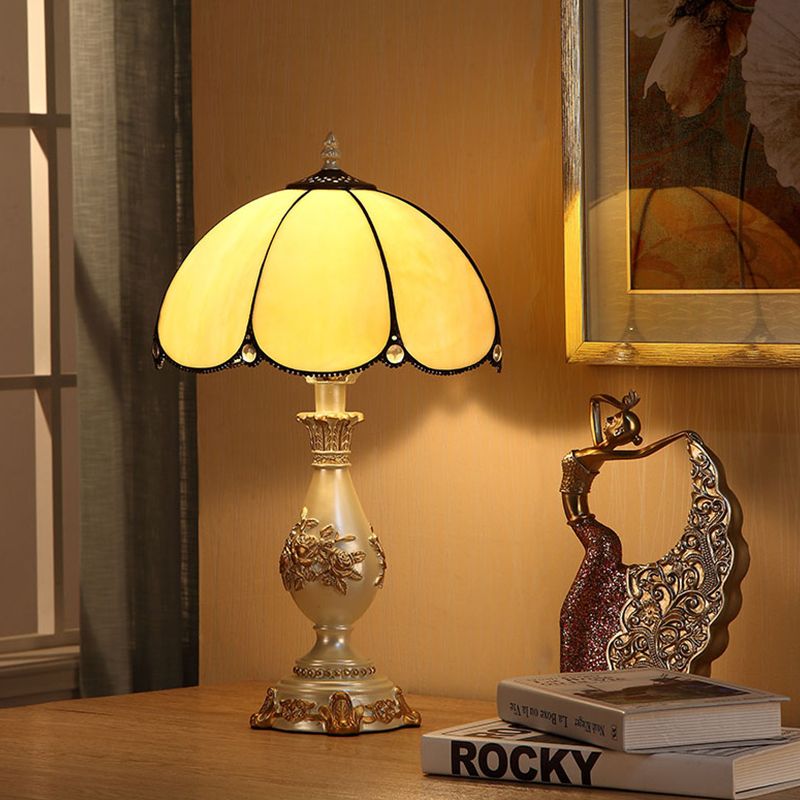 1-Head Glossy Glass Scalloped Night Lamp Classic Beige Bowl Bedroom Reading Light with Carved Vase Pedestal