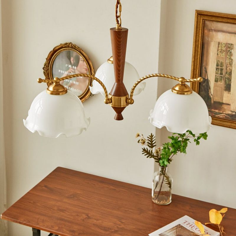 Chandelier nordique en bois de la salle à manger en bois clair avec une teinte en verre