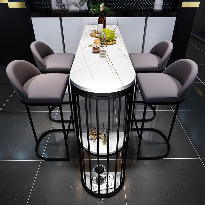 Event in bianco e nero moderno e tavolo da cocktail in marmo contropiede