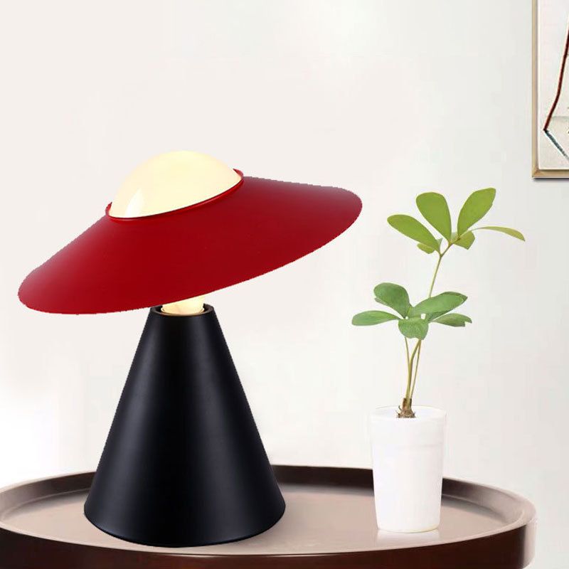 Sfera di vetro opale piccola scrivania leggera modernista 1 tavolo da tavolo con design a cappello nero/rosso e base di cono