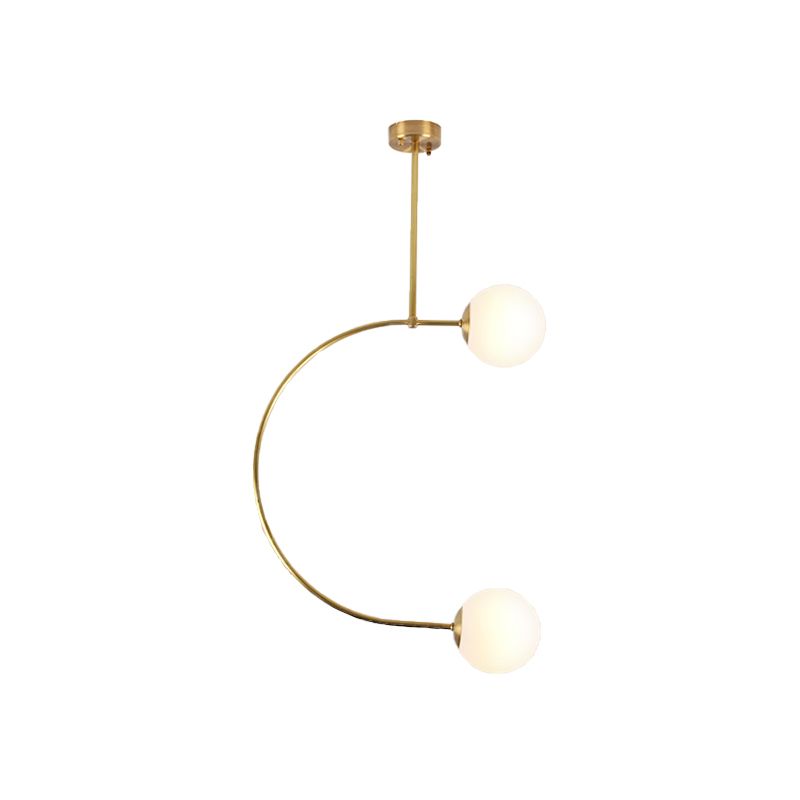 Metaal C -vormig hangend hanglampje met melkglasbalschaduw Moderne 2 lichten Hangende lamp in goud