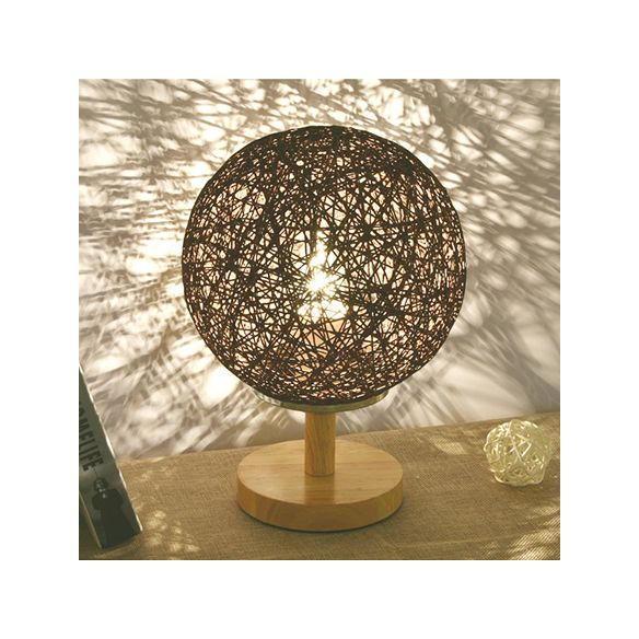 Rattan handgewebte Tischlampe zeitgemäß 6 "/7" W 1 Glühbirnen weiß/rotes Tischlicht mit globaler Schatten und Holzbasis