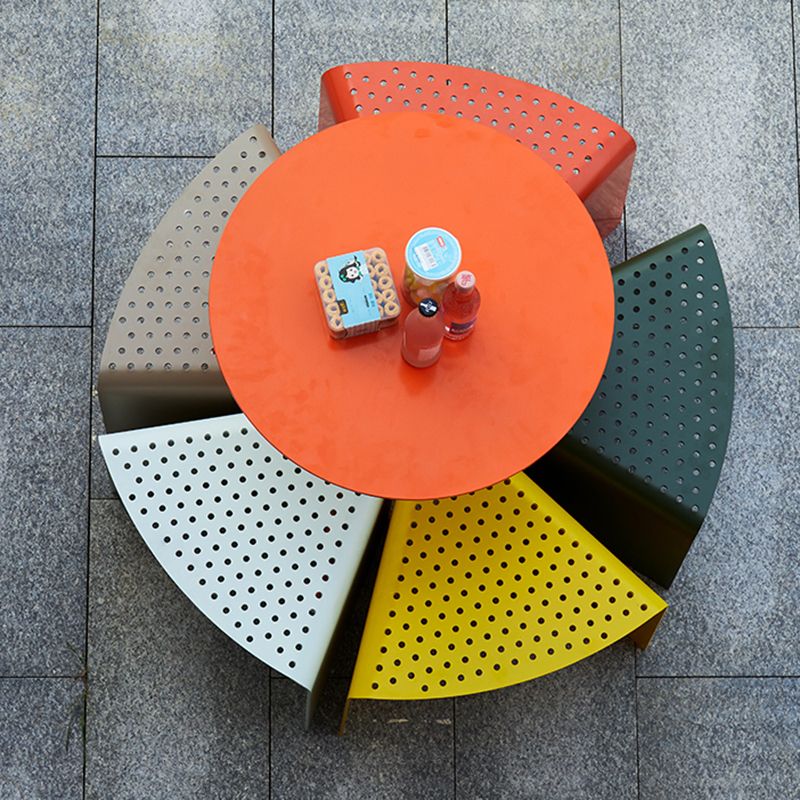 Contemporary Outdoor Table Round Dining Table with Metal Base