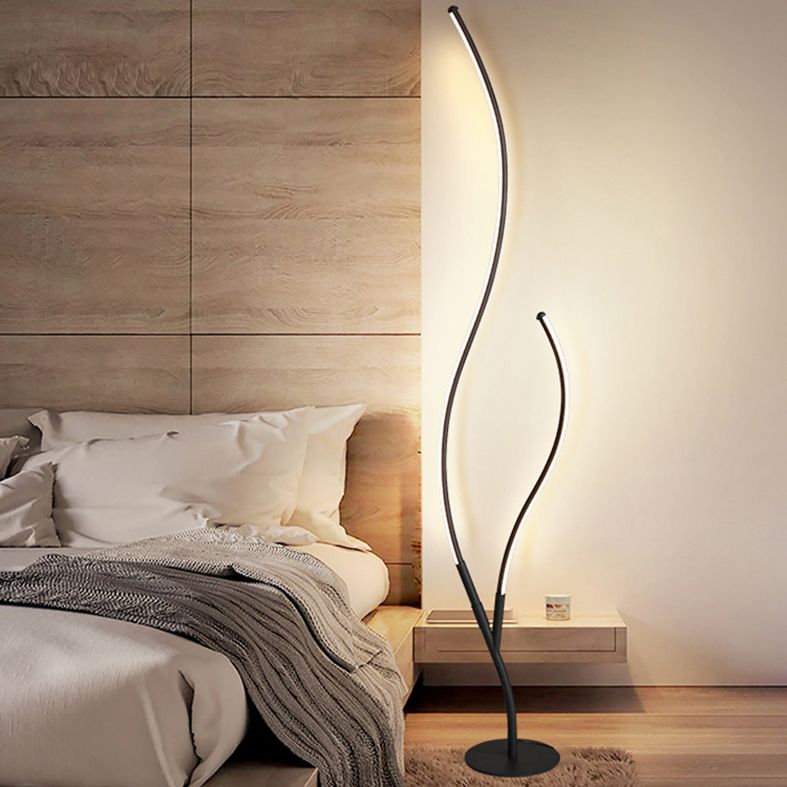 Curvaceous Floor Lamp Artistic Metal Living Room LED Standing Floor Lamp