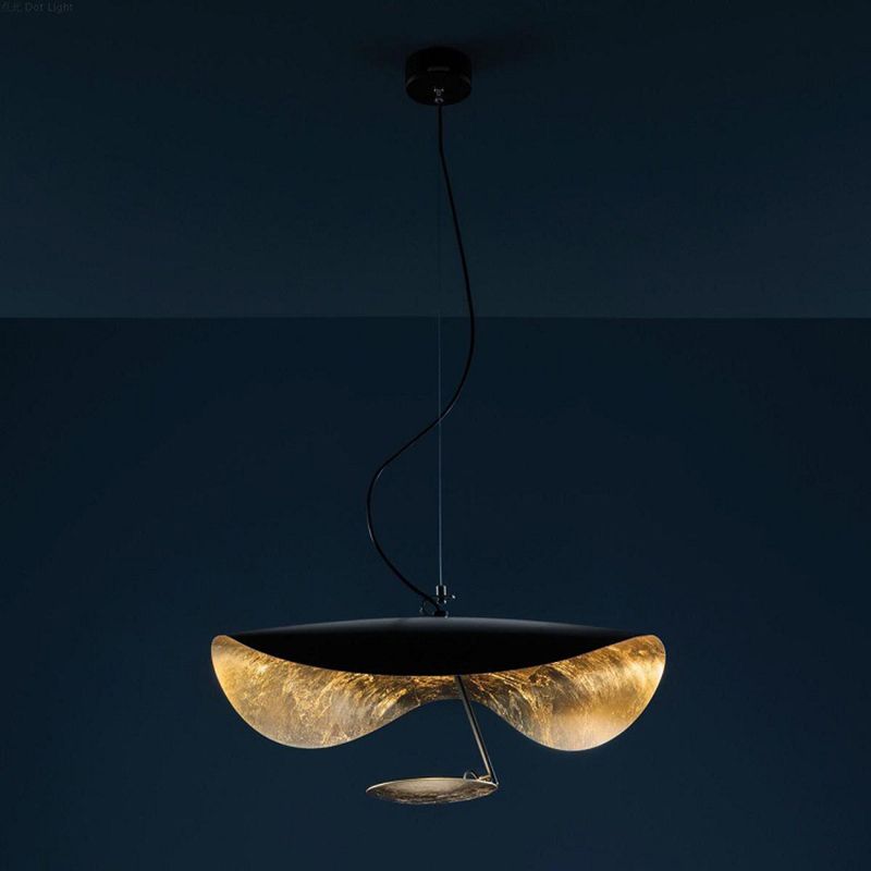 Lampe suspendue à LED noire et or dans un pendentif en fer forgé de style créatif moderne pour le salon