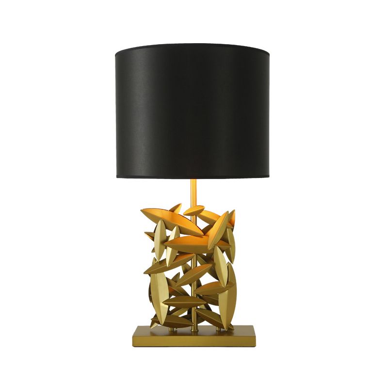 Luz de mesa de barril negro Lámpara moderna de tela de 1 cabeza con base de metal rectangular dorado