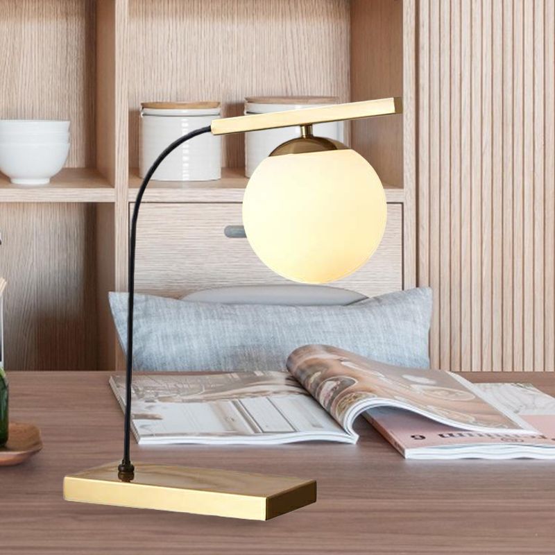 Gold linearer Tisch leichte postmoderne 1-Kopf-Metallic Night Lampe mit Ballmilchglasschatten