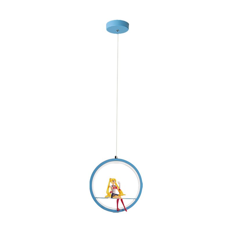 Round Girls Bedroom Pendant Pendant Chandelier Metallic LED Cartoon Hanging Light avec une fille de fille en rose / bleu