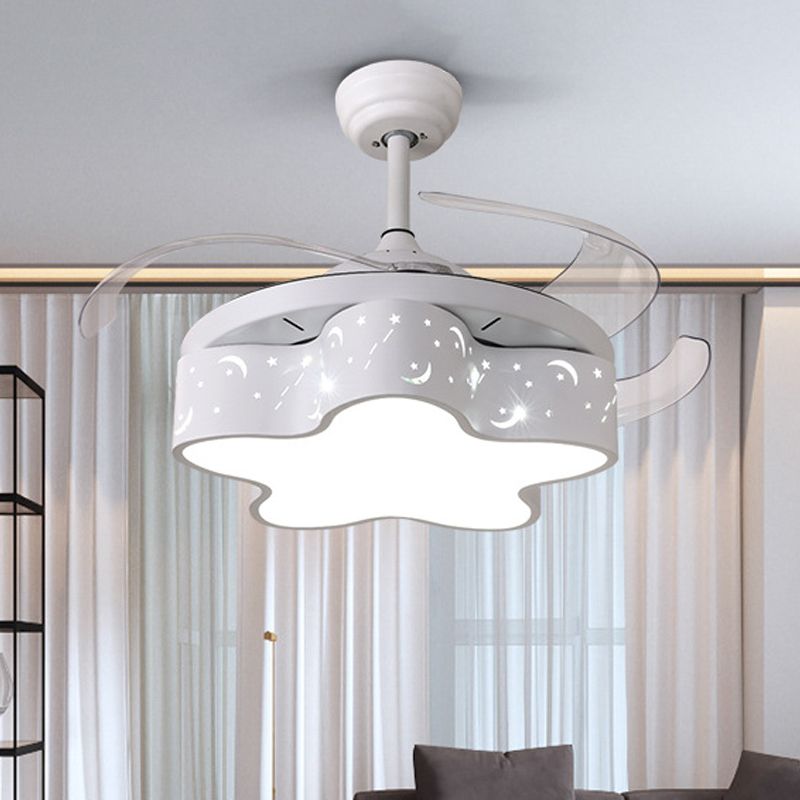 Forma de dormitorio de la estrella Ventilador colgante de dormitorio Metal Niños nórdicos 4 Blades transparentes LED Semi Flushmount en blanco/rosa/azul, 66 "de ancho