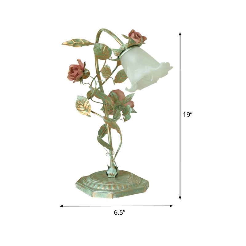 Mesa nocturna de dormitorio acampanado Lámpara de metal pastoral 1/2 Lámpara de mesita de noche verde con decoración de flores