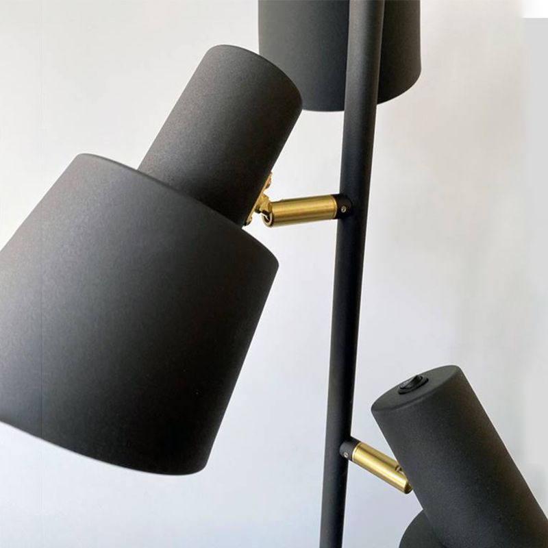 Black Tapered Schattenbodenbeleuchtung Nordischer Stil Metallic Stehlampe mit verstellbarer Gelenk