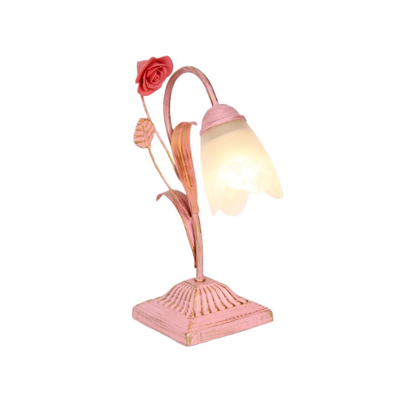 Lumière de nuit florale pastorale Éclairage de table de nuit en métal à 1 bulbe en bleu / rose pour salle d'étude