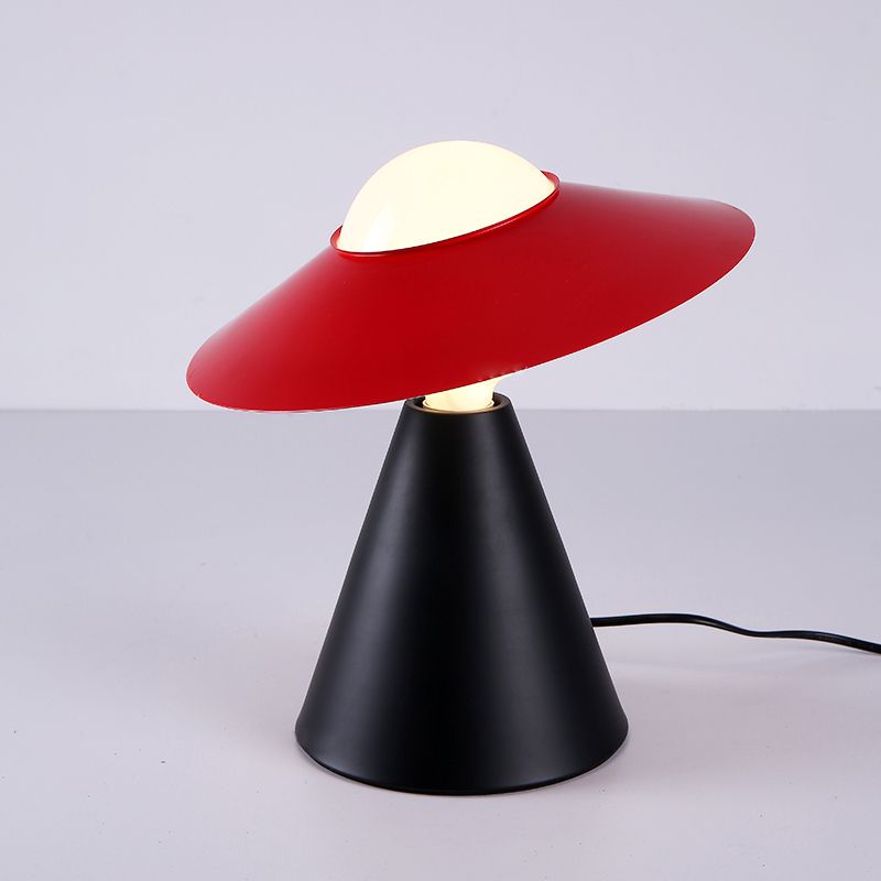 Sfera di vetro opale piccola scrivania leggera modernista 1 tavolo da tavolo con design a cappello nero/rosso e base di cono