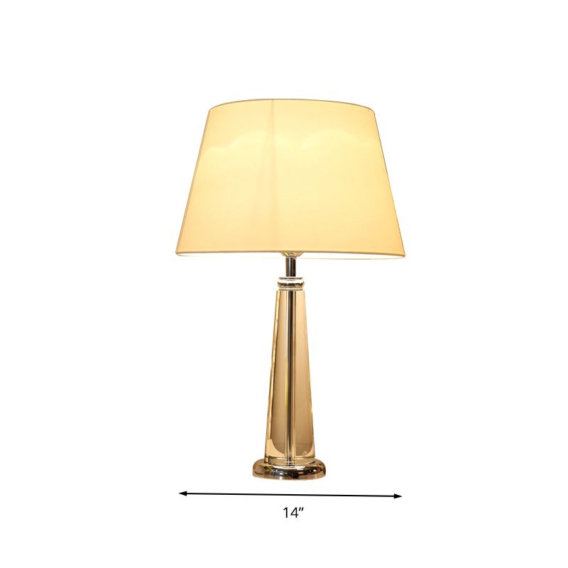 Lampada da tavolo conica in tessuto in stile rurale per camera da letto a testa singola luce notturna in beige con base di cristallo