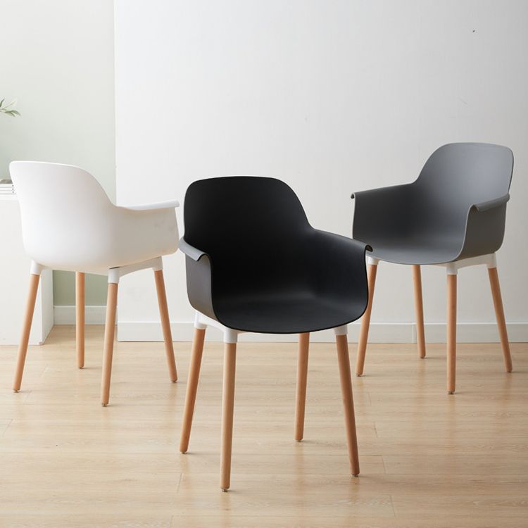 Chaises de bras de salle à manger scandinave des fauteuils en plastique avec des pattes en bois (ensemble de 4)