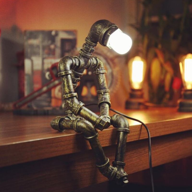 Retro -Stil Eisenrohr Tischlampe Roboterform 1 Leuchttischlampe für Schlafzimmer