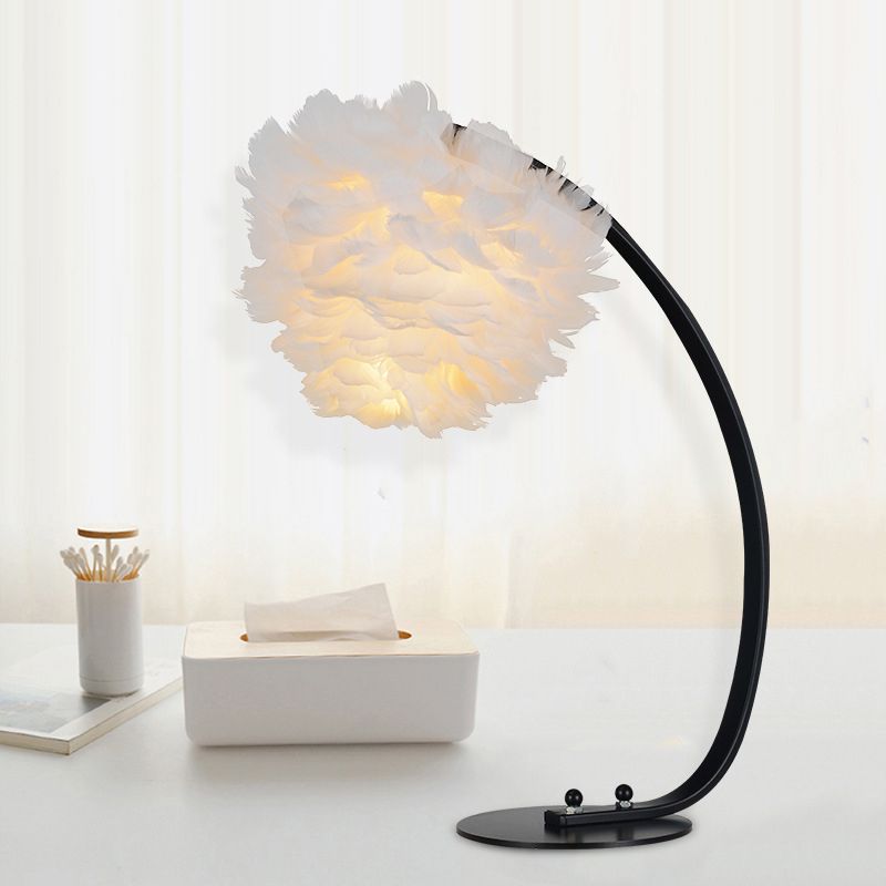 Moderne Blossom Feather Nachtlampe Ein-Bulb-Tischbeleuchtung mit schwarzem gewölktem Arm zum Bett