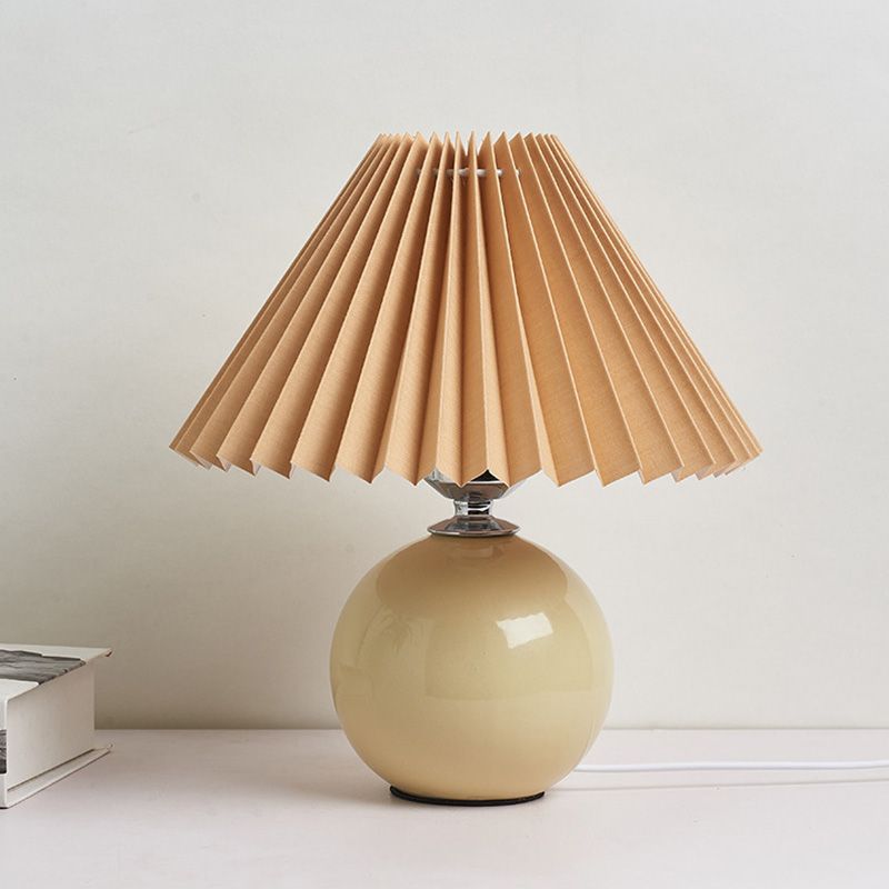 Globe -nachtkastje Lamp keramische moderne nachtkastje verlichting met conische geplooide schaduw