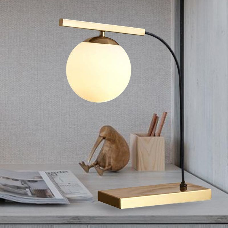 Gold linearer Tisch leichte postmoderne 1-Kopf-Metallic Night Lampe mit Ballmilchglasschatten