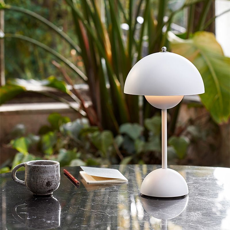 Moderner Stil Dome Night Tischlampe Metal Ein leichter Nachttischlampe