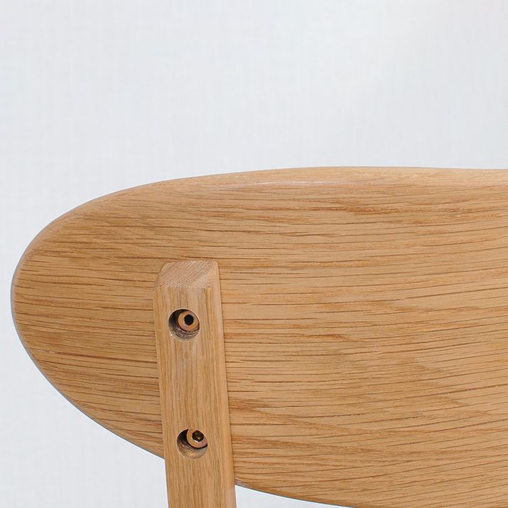 Chaise de bras sans arme contemporaine finition mate mateuse en bois massif ouvert à l'arrière