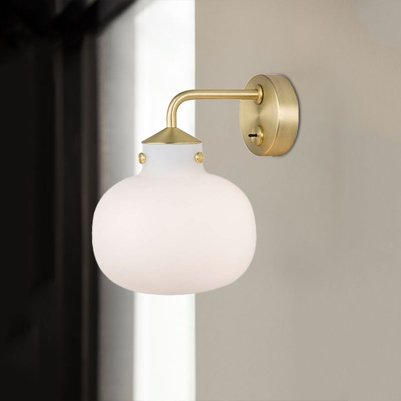 1 Balcon Balcon Mont Light Light Postmodern Brass Murce Murce avec une teinte en verre blanc lait oblong