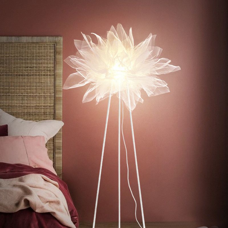 Nordic Style Tripod Floor Lamp Metal Single-Bulb Living Room Standing Lighting with Feather Shade in White