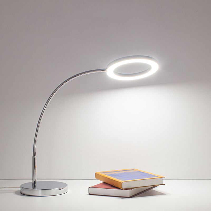 Lampada da tavolo da notte lineare stile moderno in metallo leggero leggero in argento