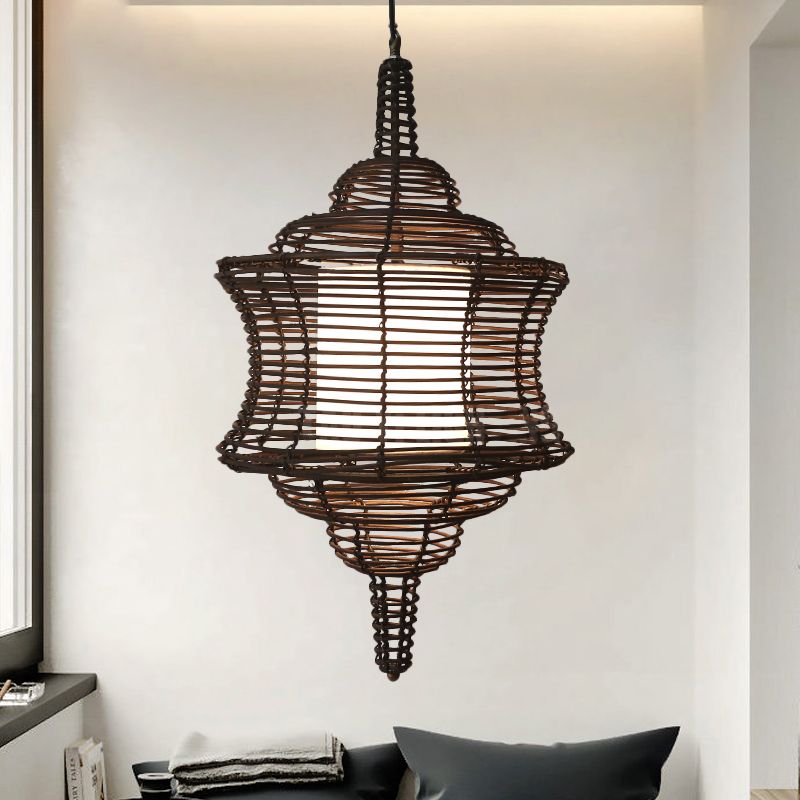 Lampada a soffitto Curvy Asia Rattan 1 Bulbo caffè appeso a sospensione con tonalità tubolare bianca interna