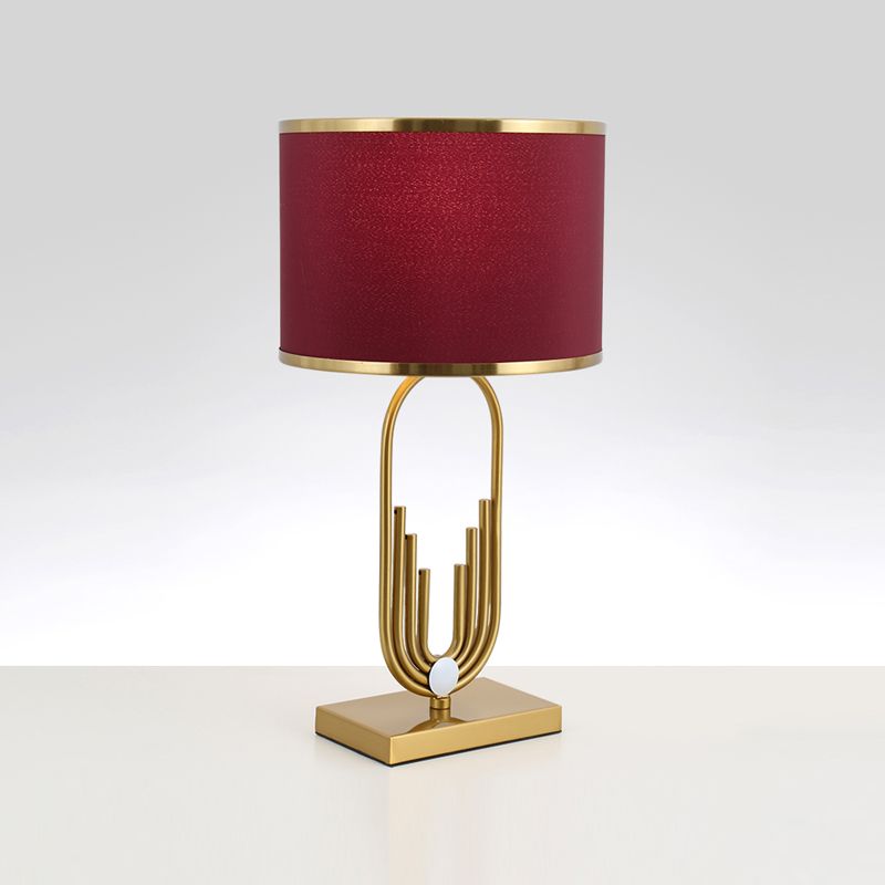 Postmoderne Augenpflege -Tischlampe Minimalist Metal Night Stand Light für Wohnzimmer