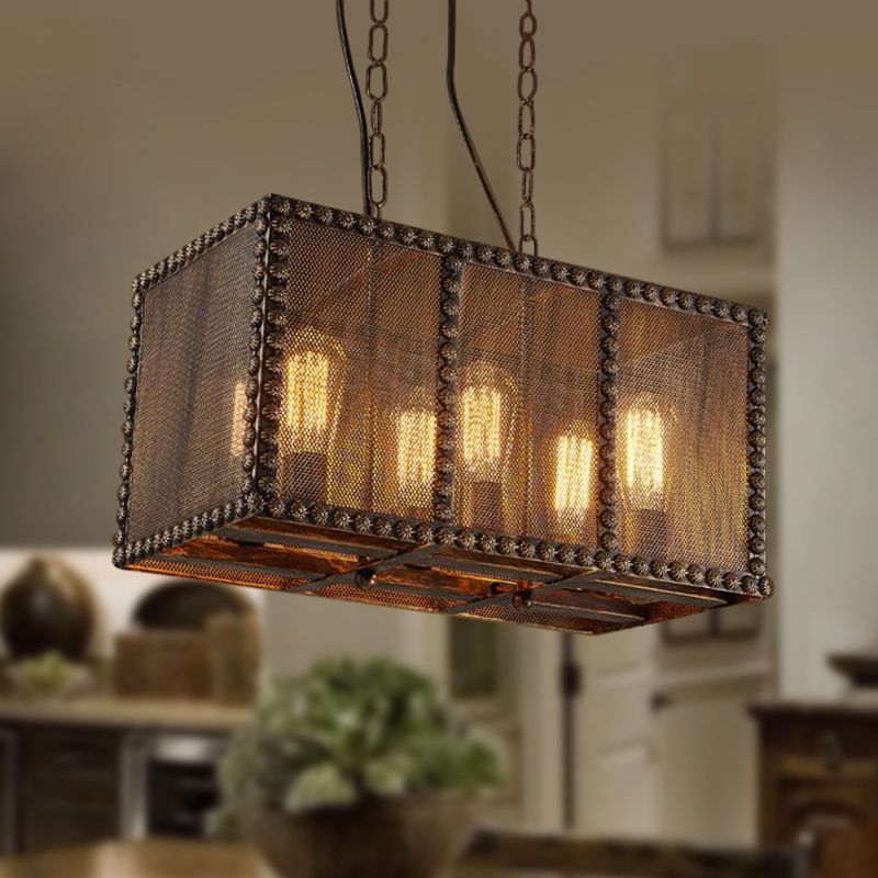 Accensione del lampadario in metallo a gabbia rettangolare con schermo a maglie e rivetti la lampada a soffitto interno in stile antico a 6 luci in ruggine